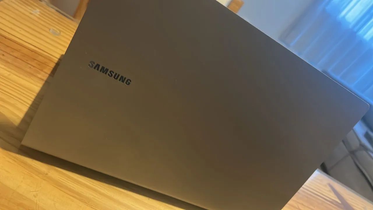 Samsung Galaxy Book S Notebook with a small defect in the corner of the screen64385503408642120