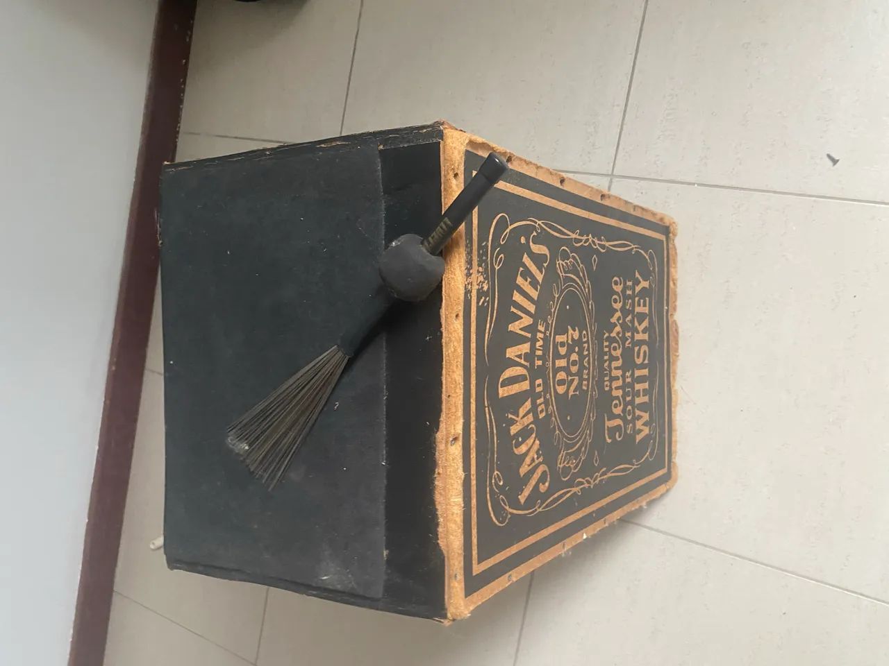 Cajon Jack daniels + baqueta com vassourinha 