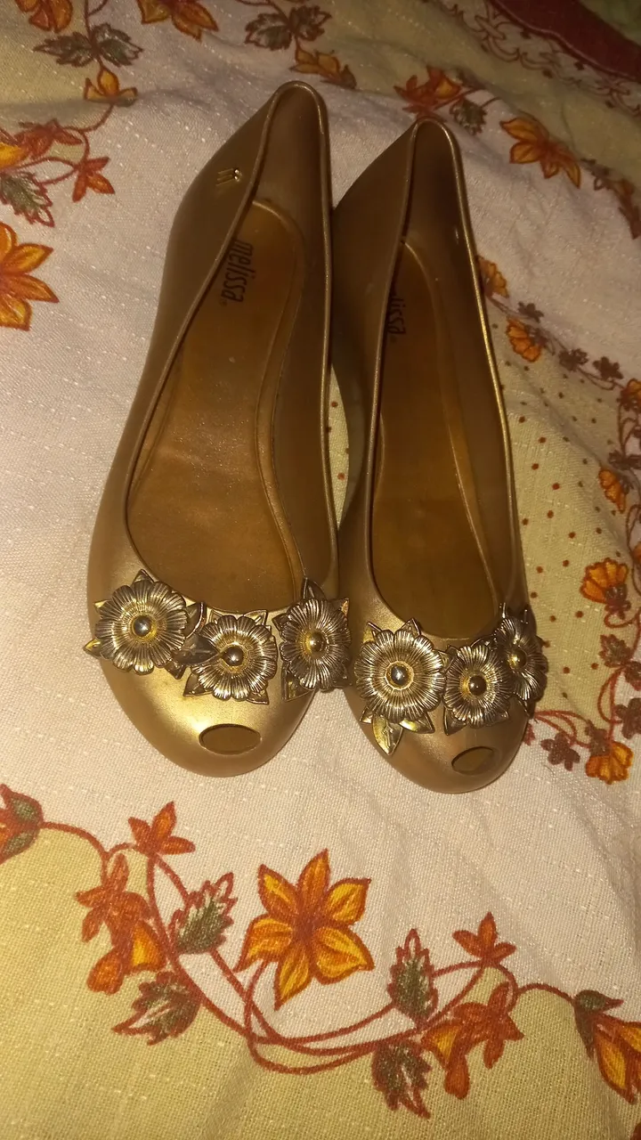 Vendo Melissa Dourada com Flores. TAM 36