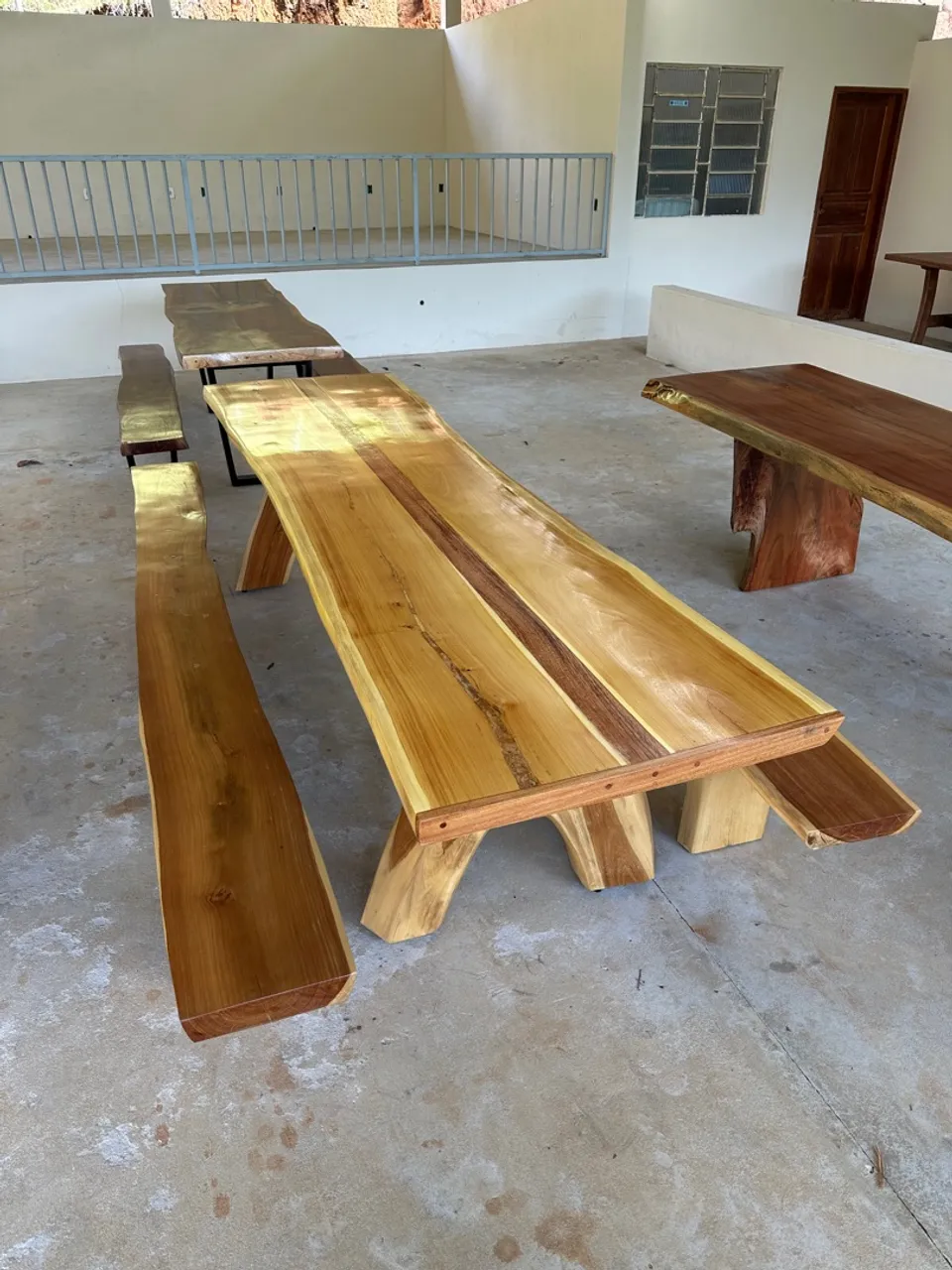 Conjunto de mesa e bancos de madeira rústica