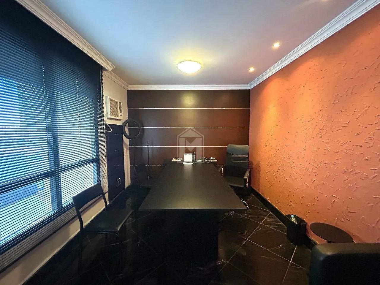 Livia Machado Imóveis vende Sala Comercial Montada  42m², Pronta para Uso!