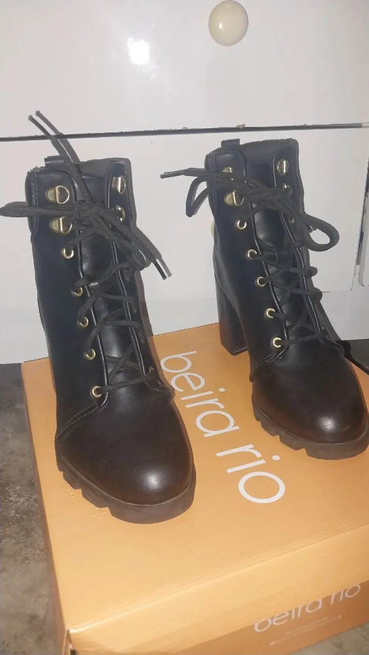 Botas pretas de salto alto