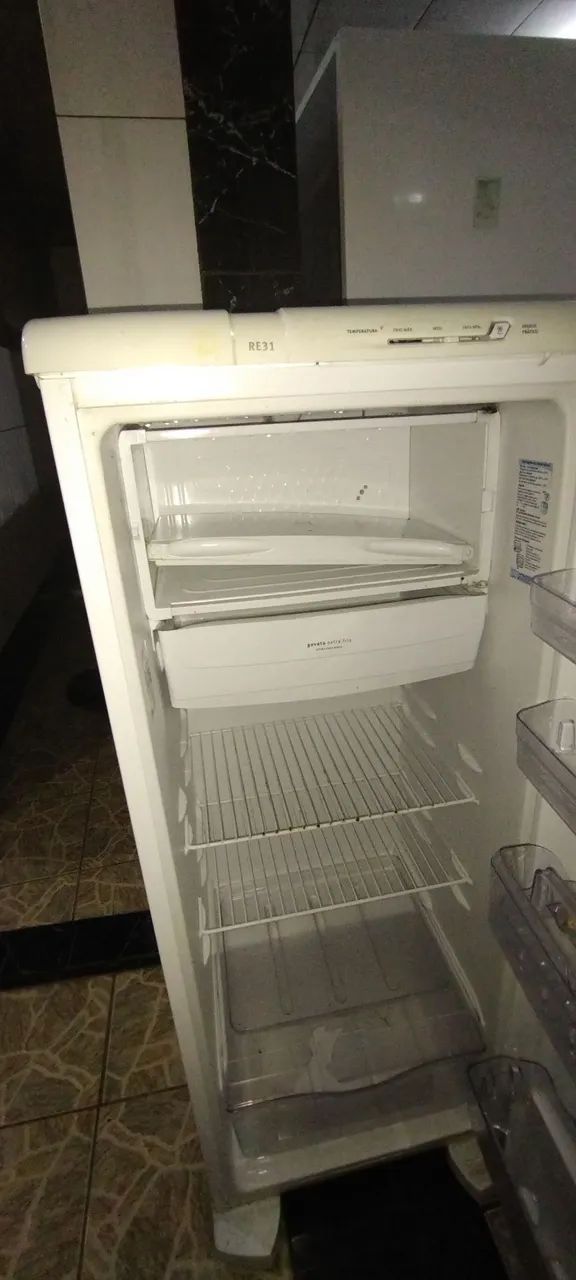 Geladeira Electrolux 240L RE31 - Foto 4