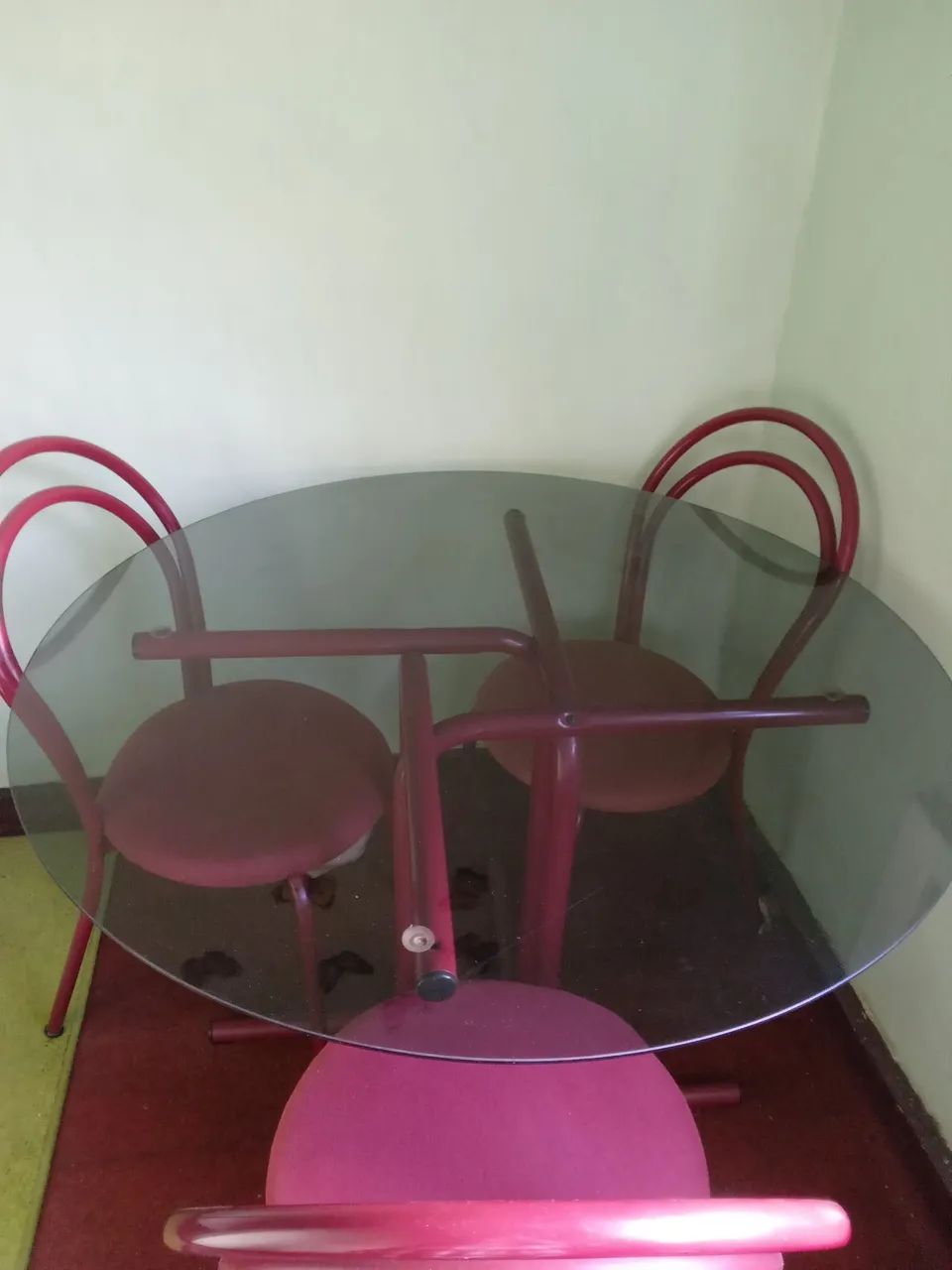Mesa de jantar de vidro com 4 cadeiras estofadas - Foto 2