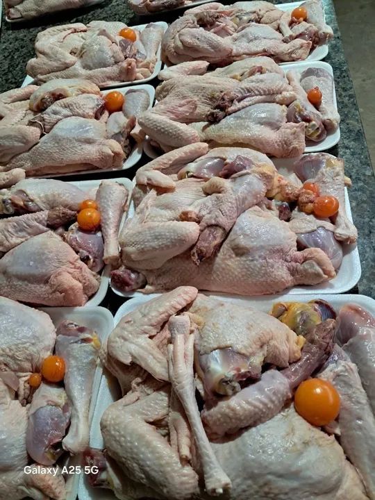 Galinha caipira/capoeira abatida 