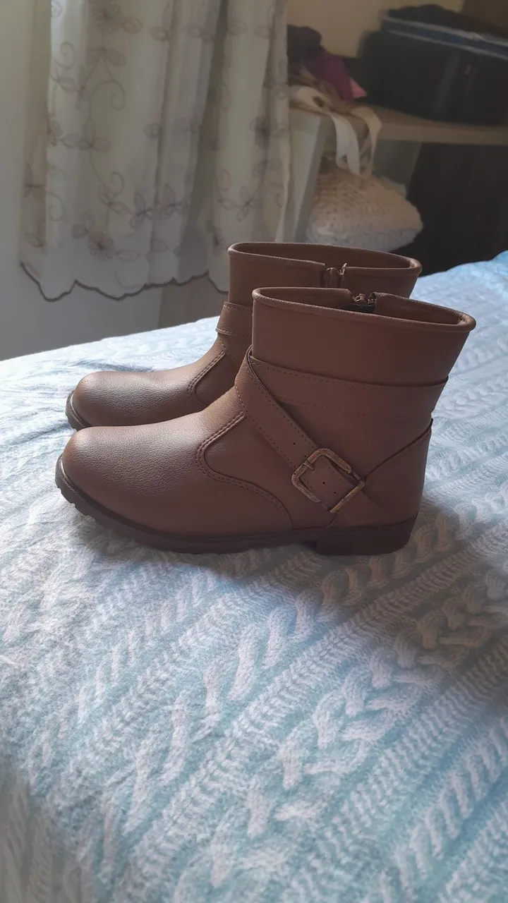 Botas marrons infantis