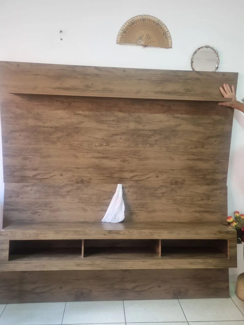 Painel para TV em Madeira com Prateleiras e Nichos