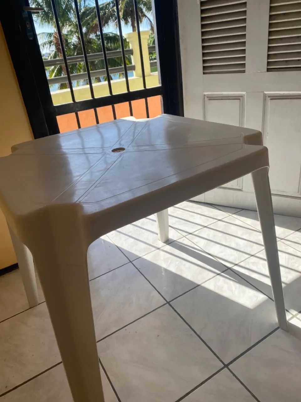 Mesa de plástico branca para utilidades