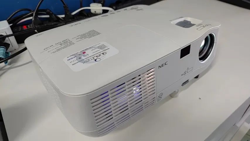 Pojetor NEC 2800 lúmens