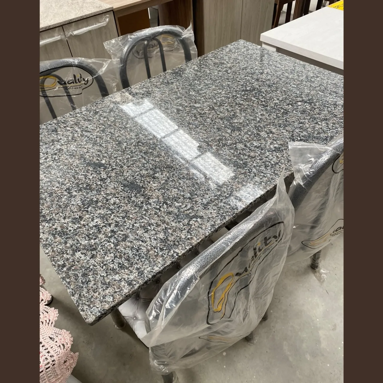 Mesa de jantar com 4 cadeiras - entrego 
