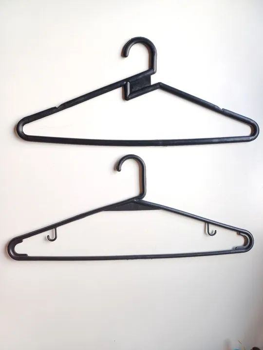 30 Cabides de plástico pretos