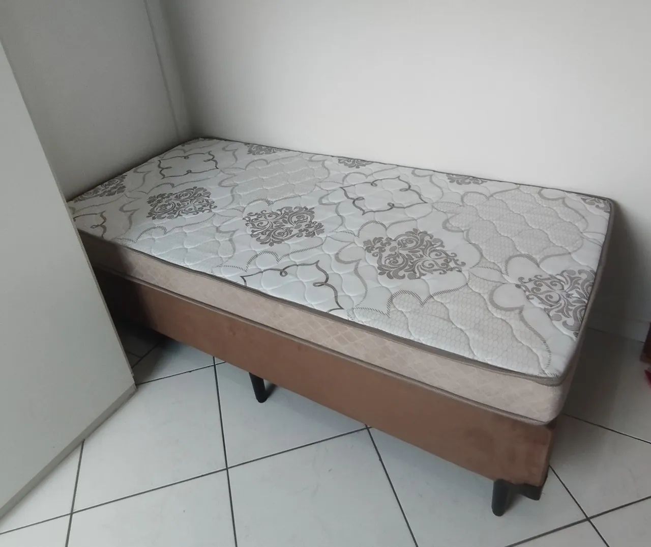 Box com colchão solteiro 