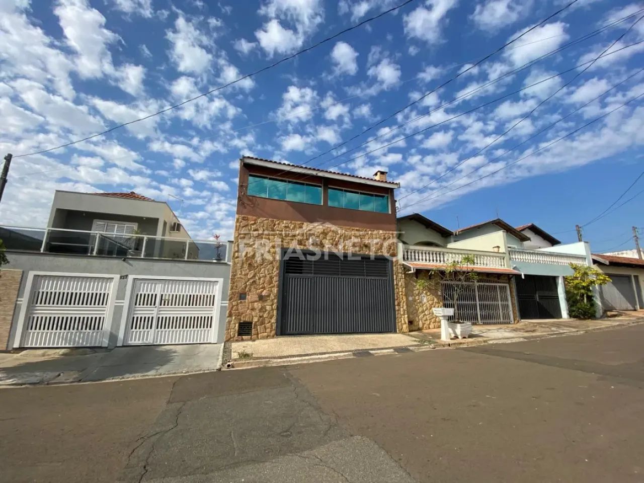 Sobrado com salão comercial e 3 Vagas de Garagem bairro Terra Nova