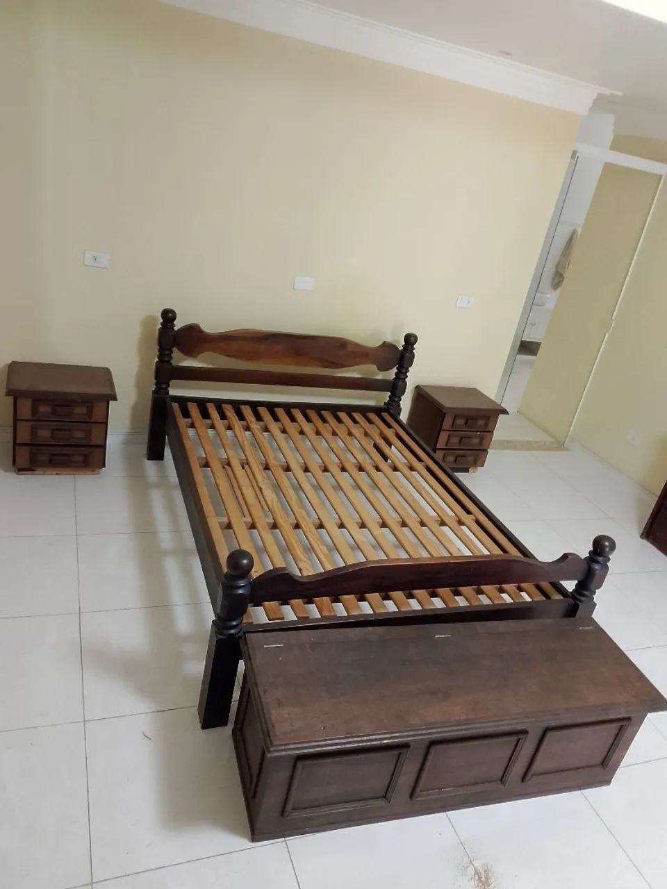 Cama Imbuia RS + baú + criado - Foto 3