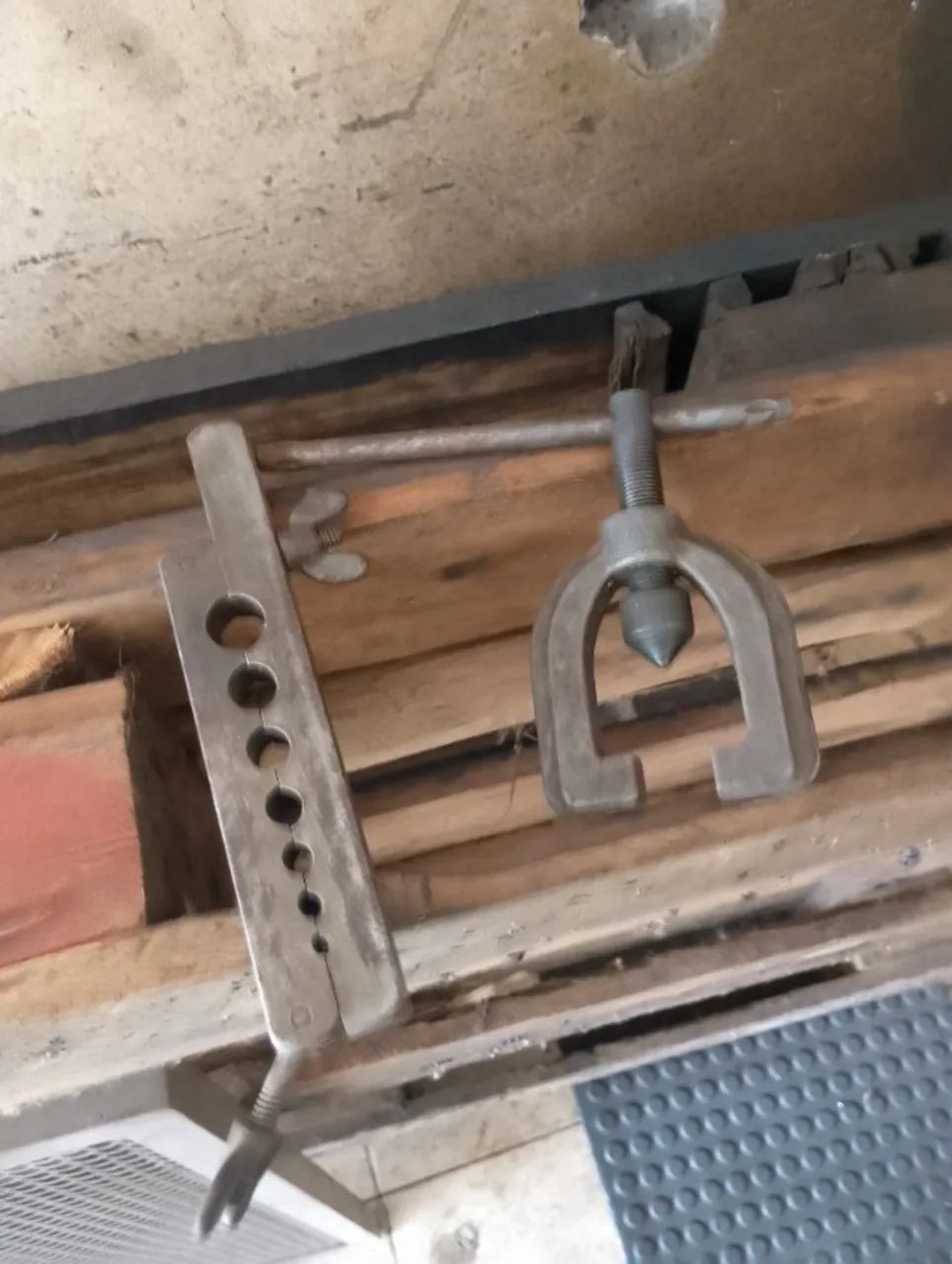 Ferramenta para remanchar cônico interno em canos de pressão 