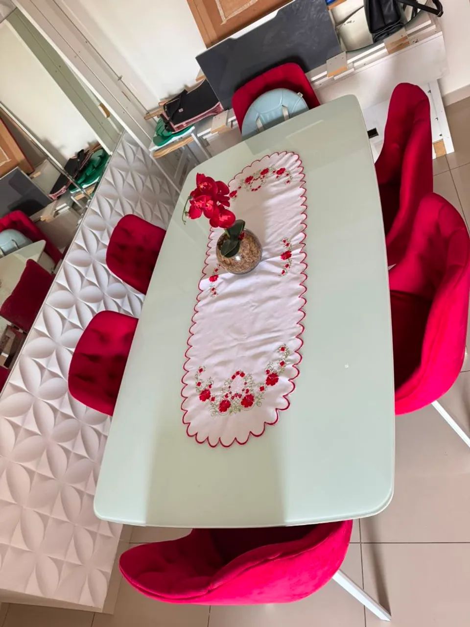 Mesa de vidro branca com 6 cadeiras  - Foto 4