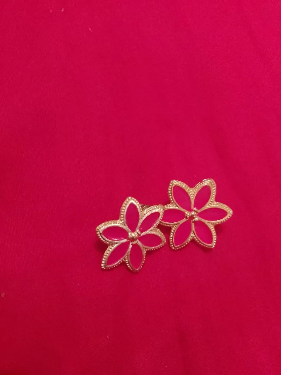 Brinco de flor rosa folheado a ouro - Foto 5