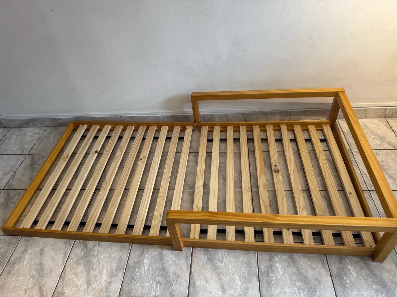 Cama de solteiro Montesoriana, Cola e Decora.