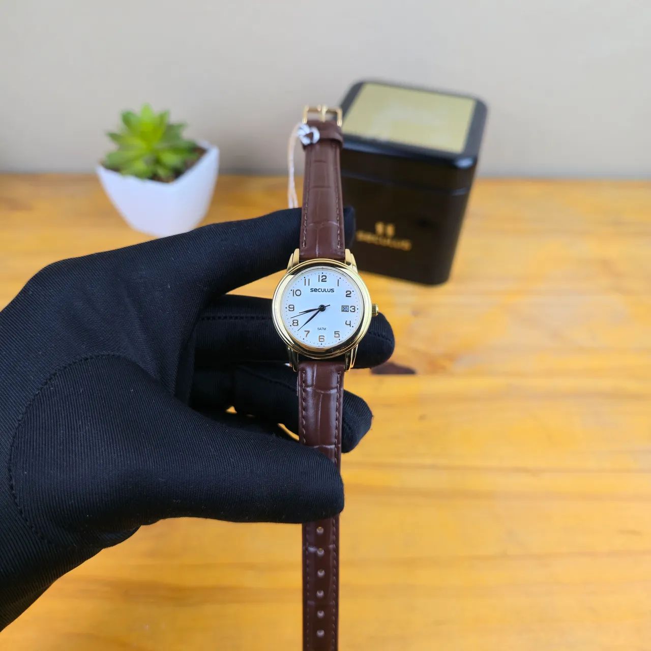 Relógio Seculus feminino 30mm couro dourado 
