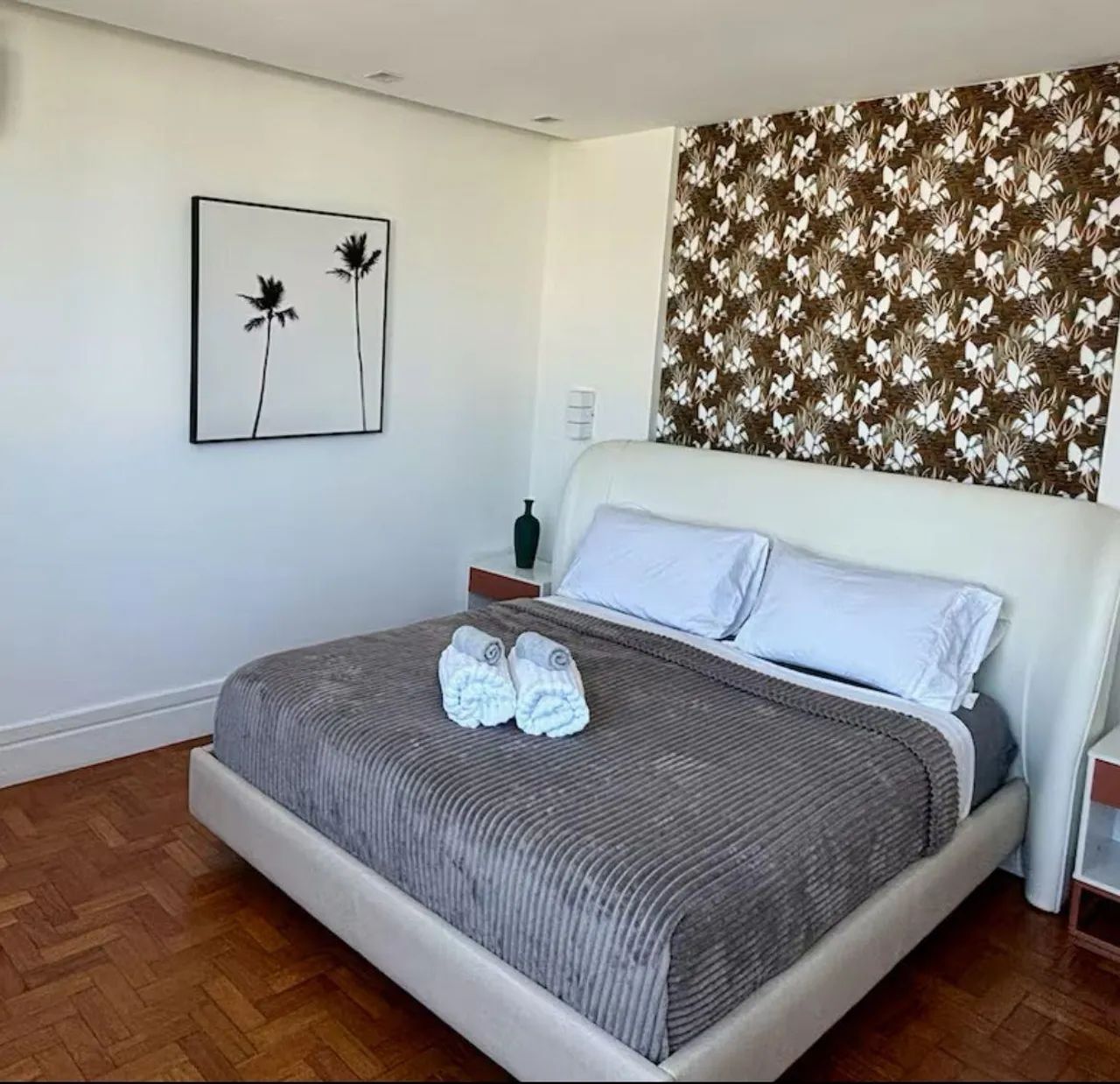 Cama de casal em couro legítimo 
