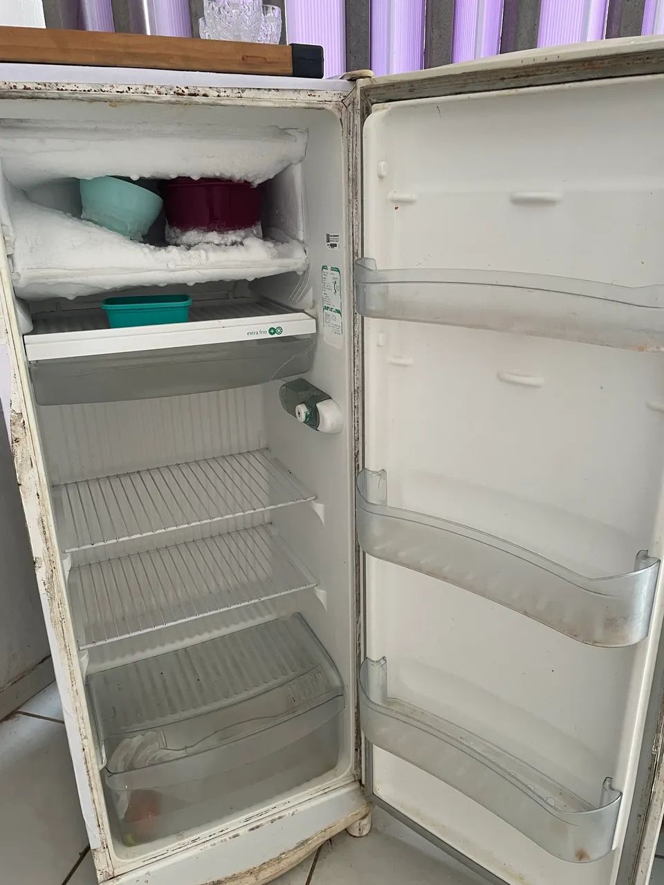 Vende-se uma geladeira 