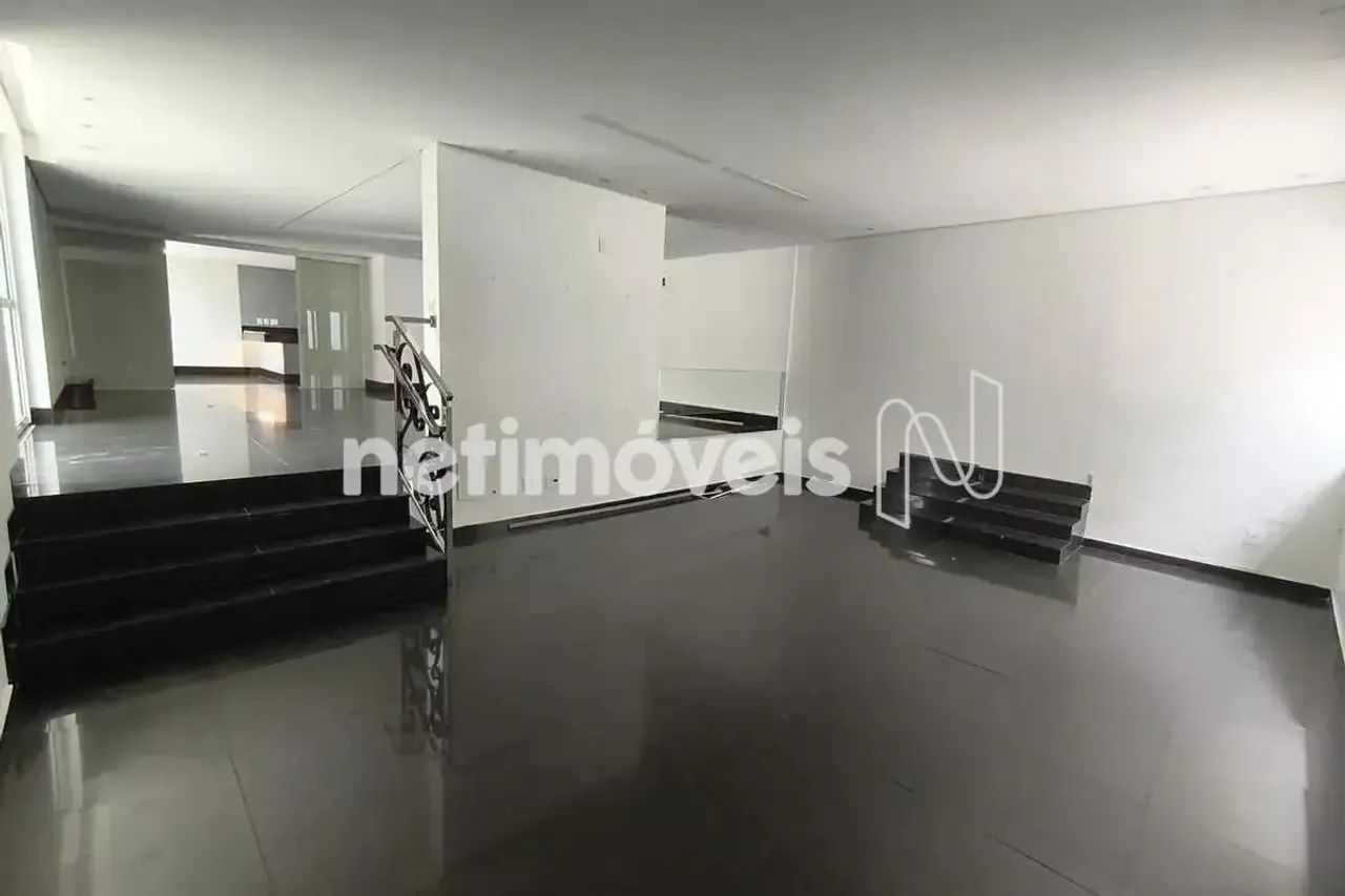 Casa espaçosa com 4 quartos, 2 grandes salas e 5 vagas. - Foto 2