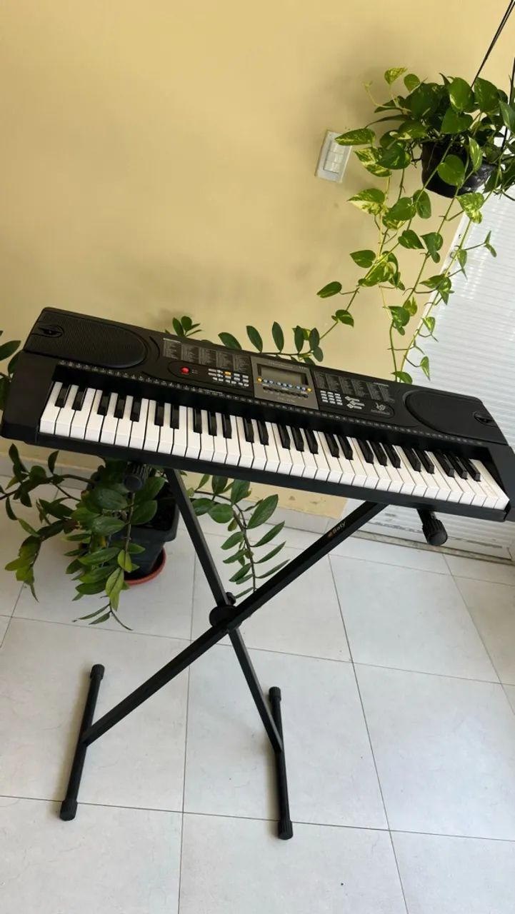 Teclado musical eletrônico com suporte 