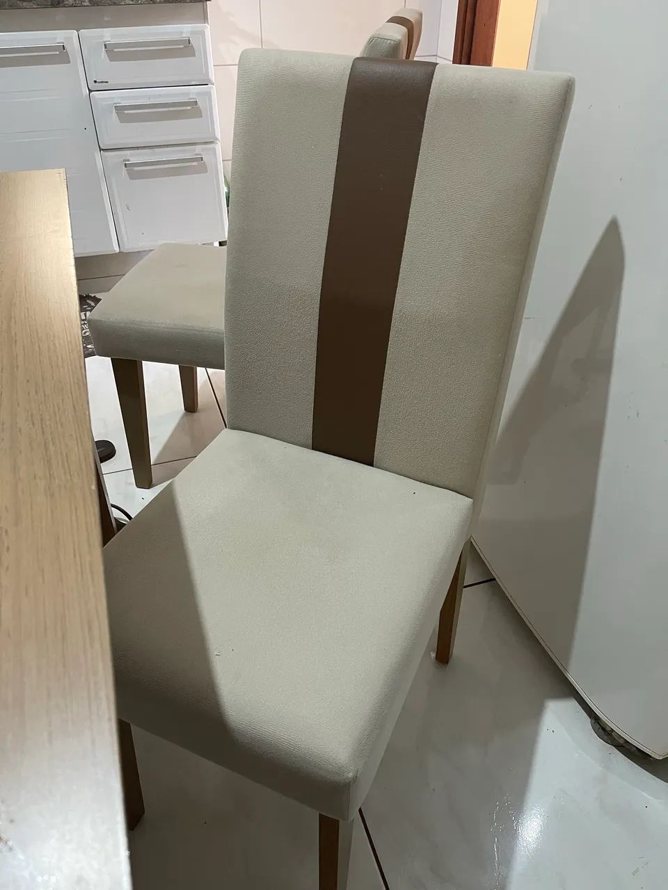 Mesa com 4 cadeiras acochoadas com capas - Foto 4