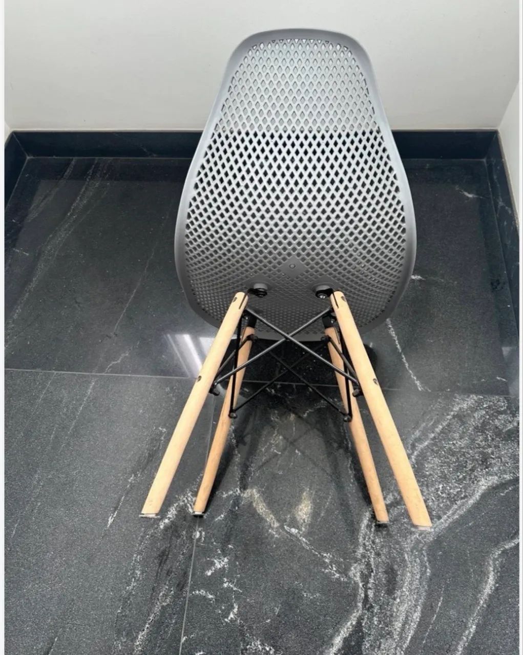 CADEIRA EAMES EM POLIPROPILENO CINZA - Foto 3