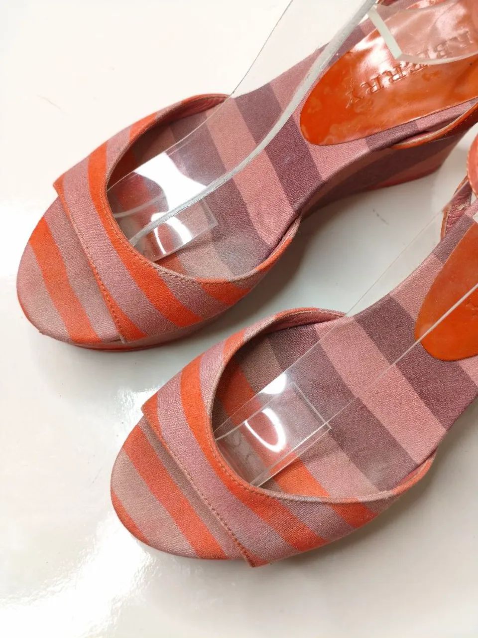 Sandália plataforma Burberry estampada listras Tam 34/35 - Foto 2