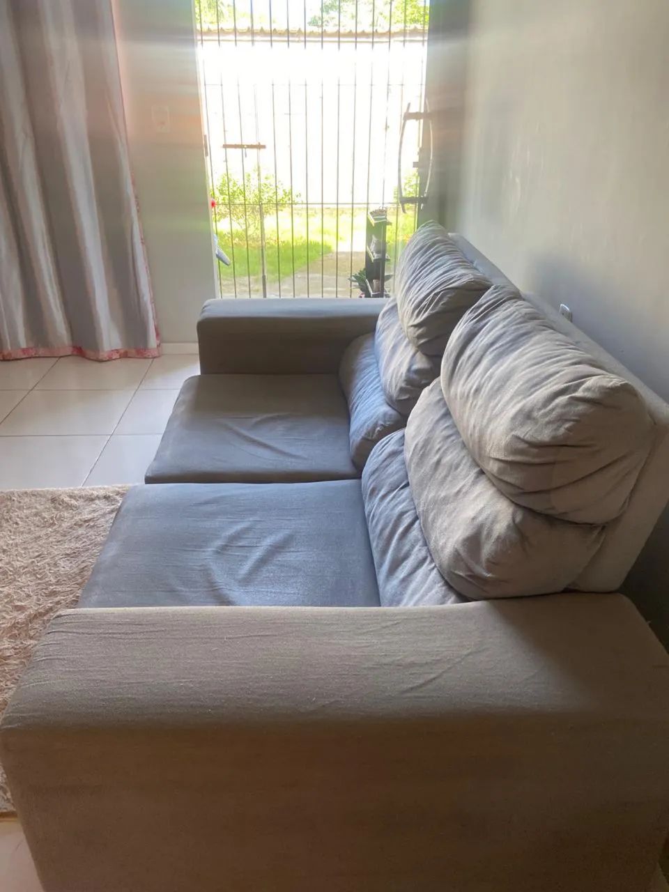 Sofá retrátil cinza 