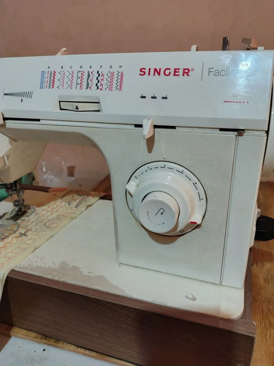 Máquina de costura Singer facilita 127 volts  - Foto 3