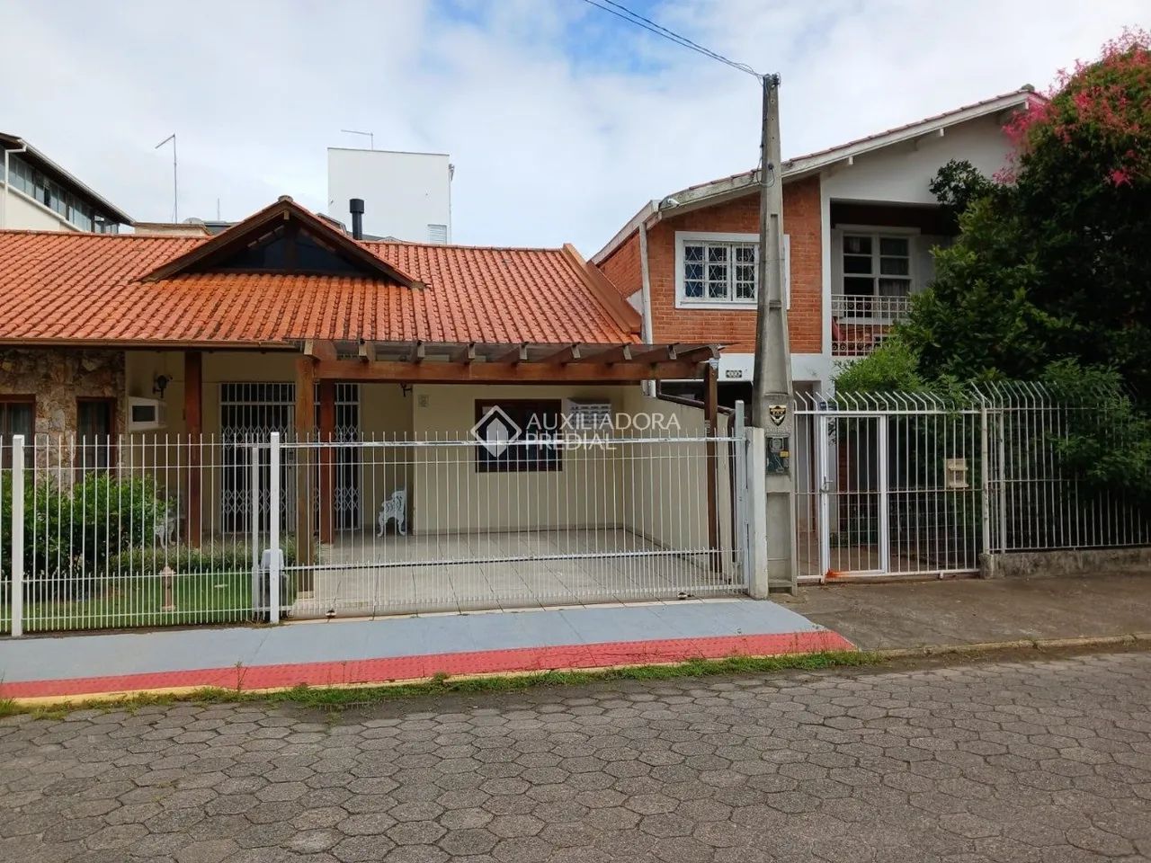 Canto de Canasvieiras , casa com 4 suites, menos de 200m mar.