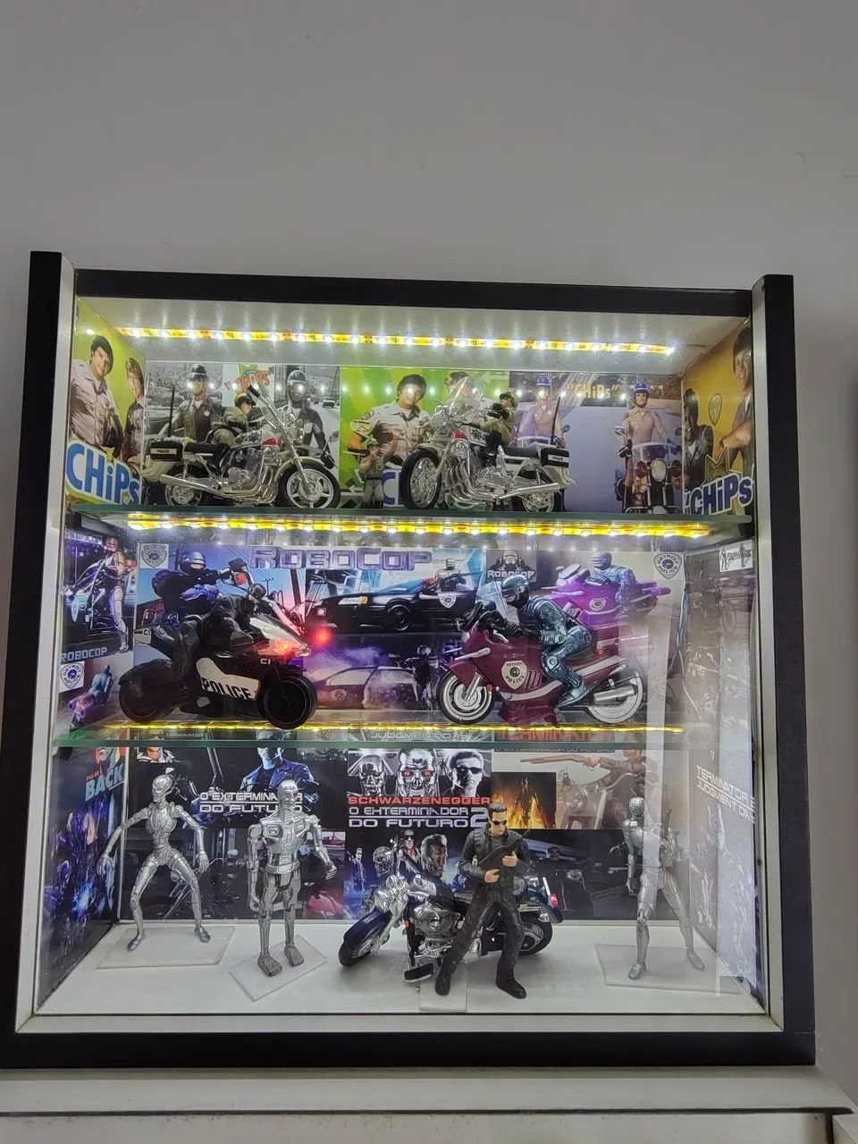 Diorama do Chips, Robocop e Exterminador do futurobcom iluminação e figuraso