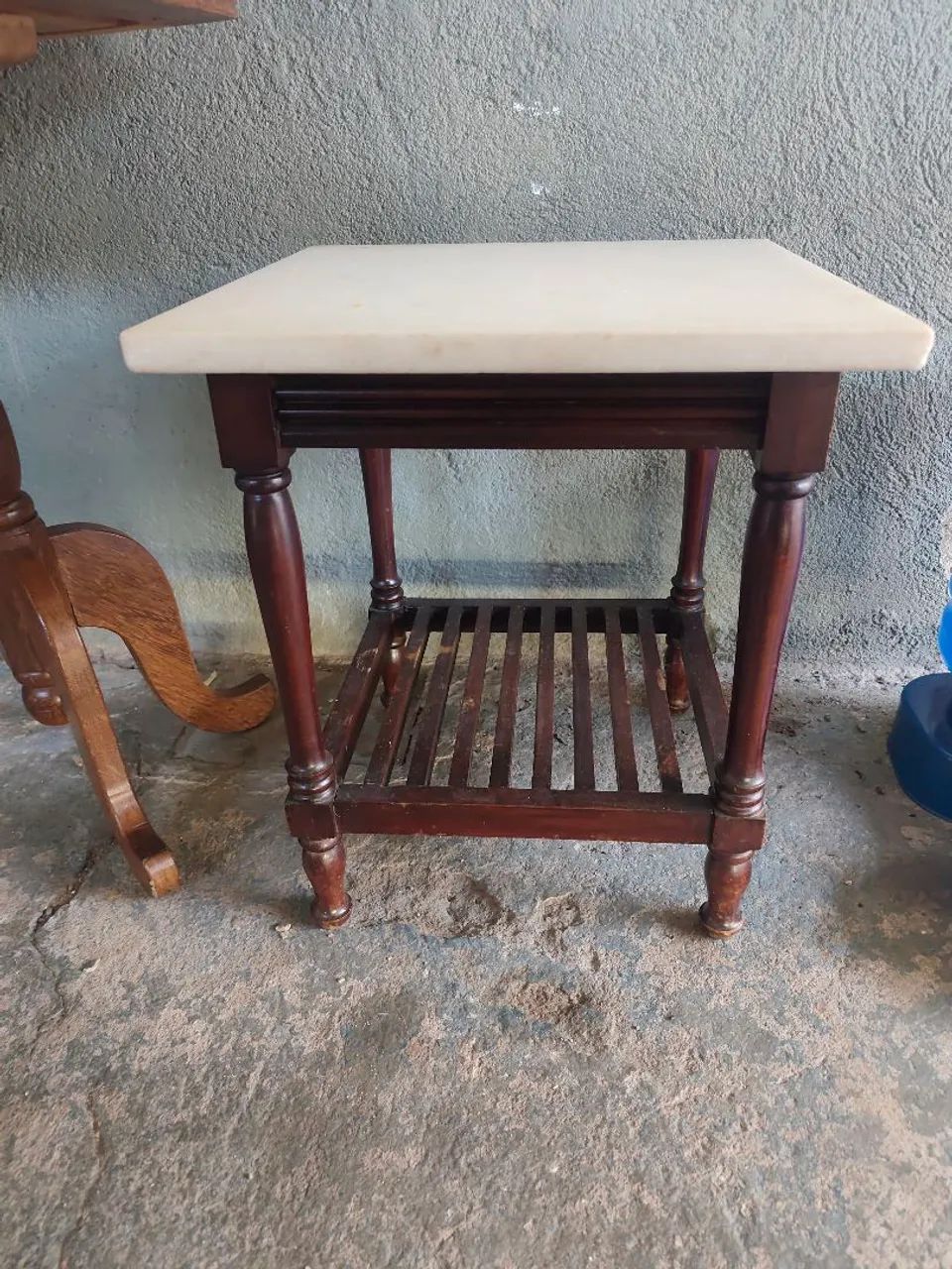 Mesa lateral em madeira robusta e mármore 