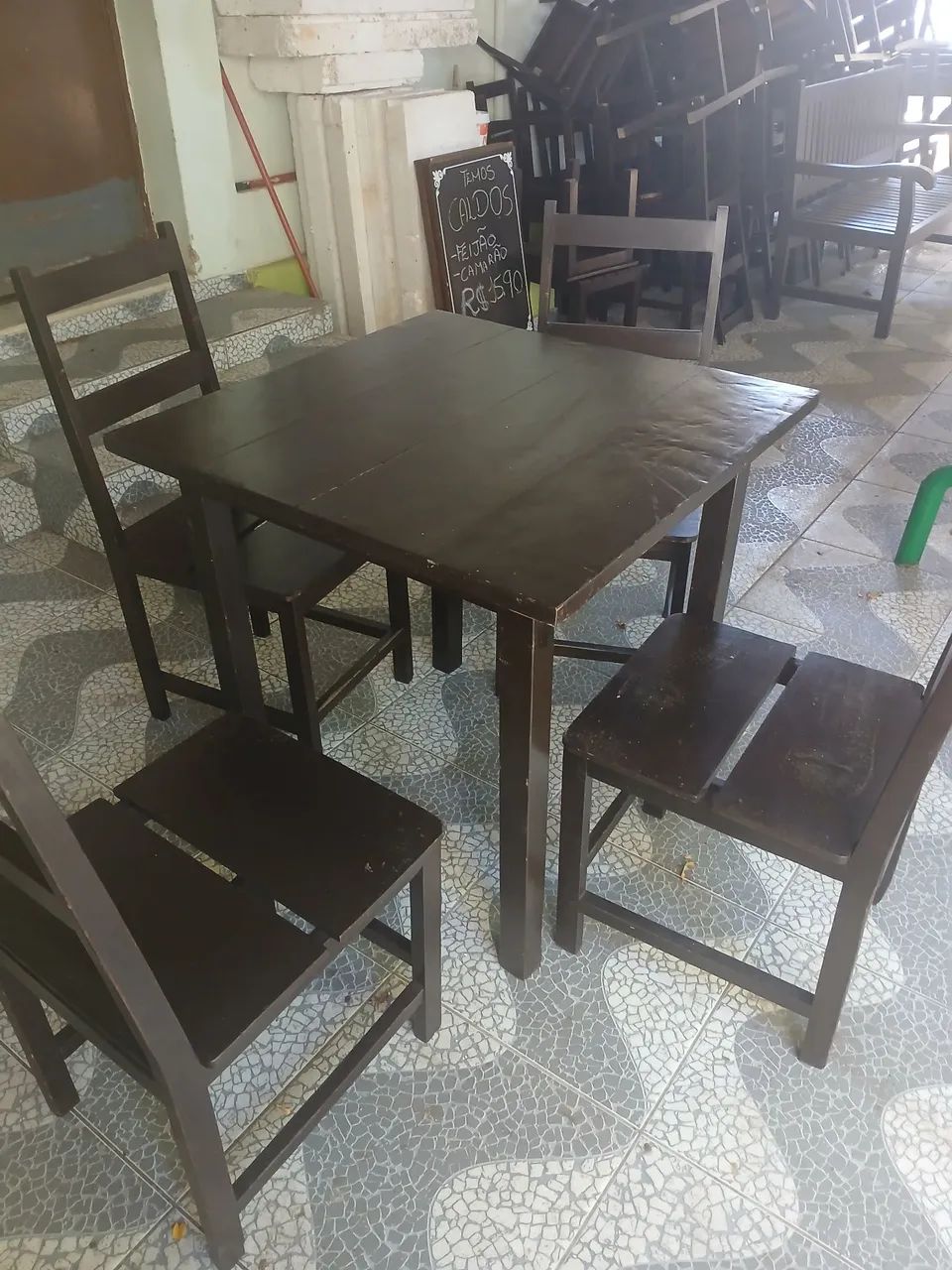 Conjunto Mesa e 4 cadeiras de madeira maciça  - Foto 5