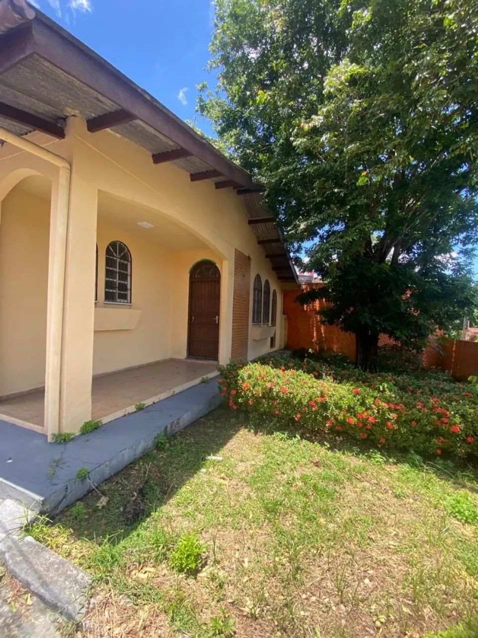 Casa 2 Dormitórios. Térrea com quintal. Parque  10.