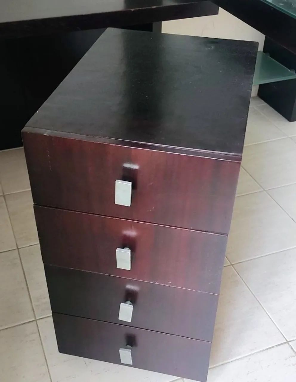 MESA ESCRITÓRIO COM GAVETEIRO E PRATELEIRAS. Perfeito. - Foto 3