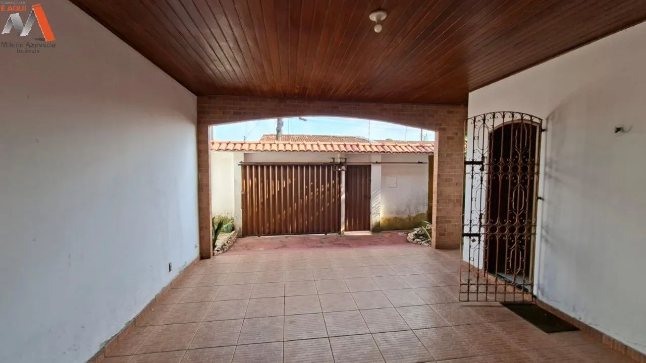 Casa térrea com 142 m², quintal e garagem para 2 carros