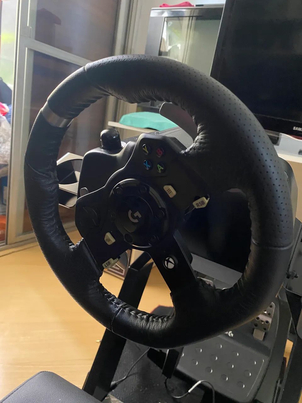 Cockpit gamer Extreme com volante e câmbio Logitech 