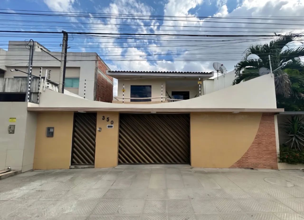 Casa Duplex em frente à praça