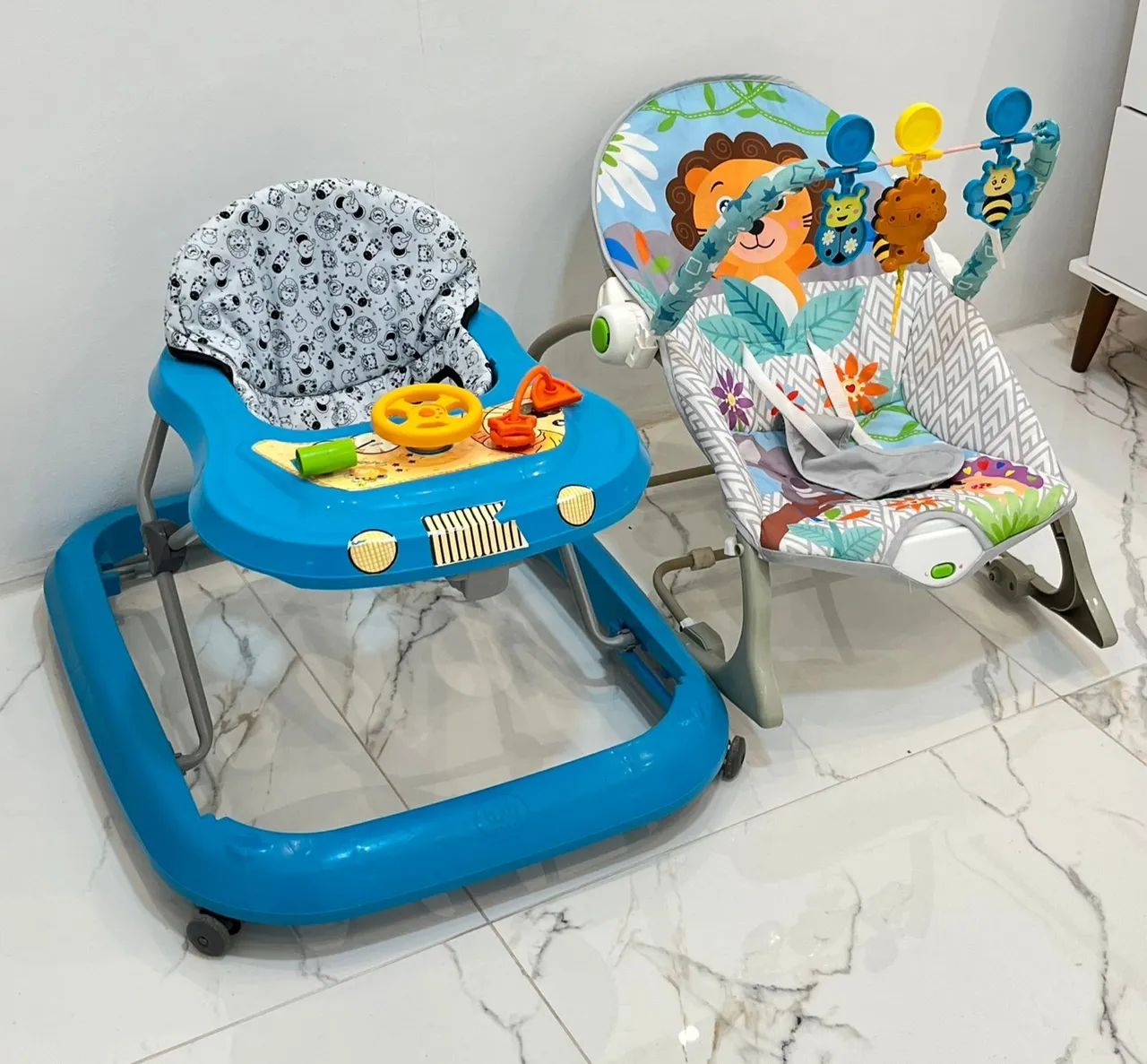 Vendo andador e cadeirinha de bebê