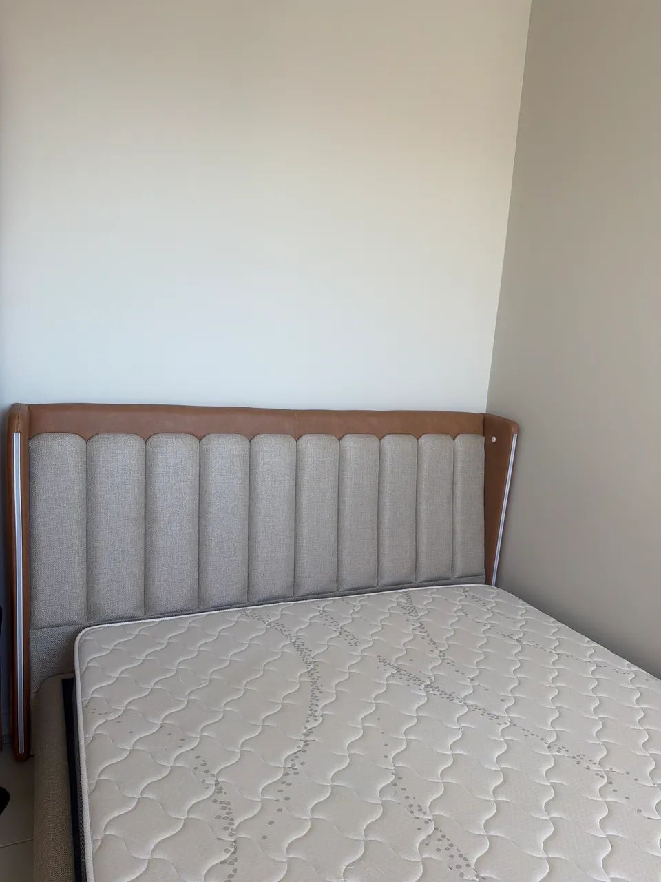 Cama Queen - Linda e em ótimo estado 