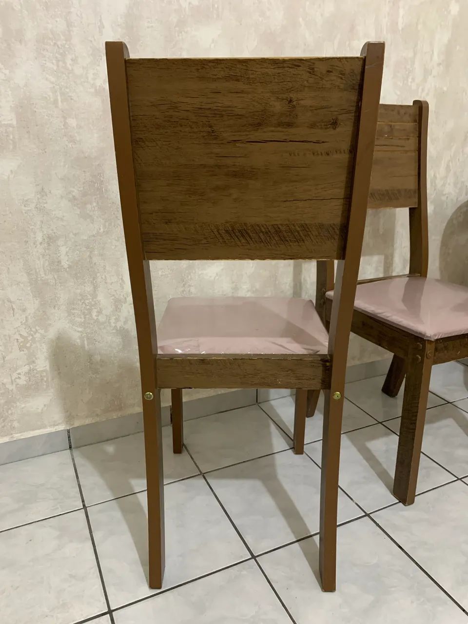 (03) CADEIRAS DE JANTAR AMADEIRADAS ESTOFADO EM VELUDO - Foto 4
