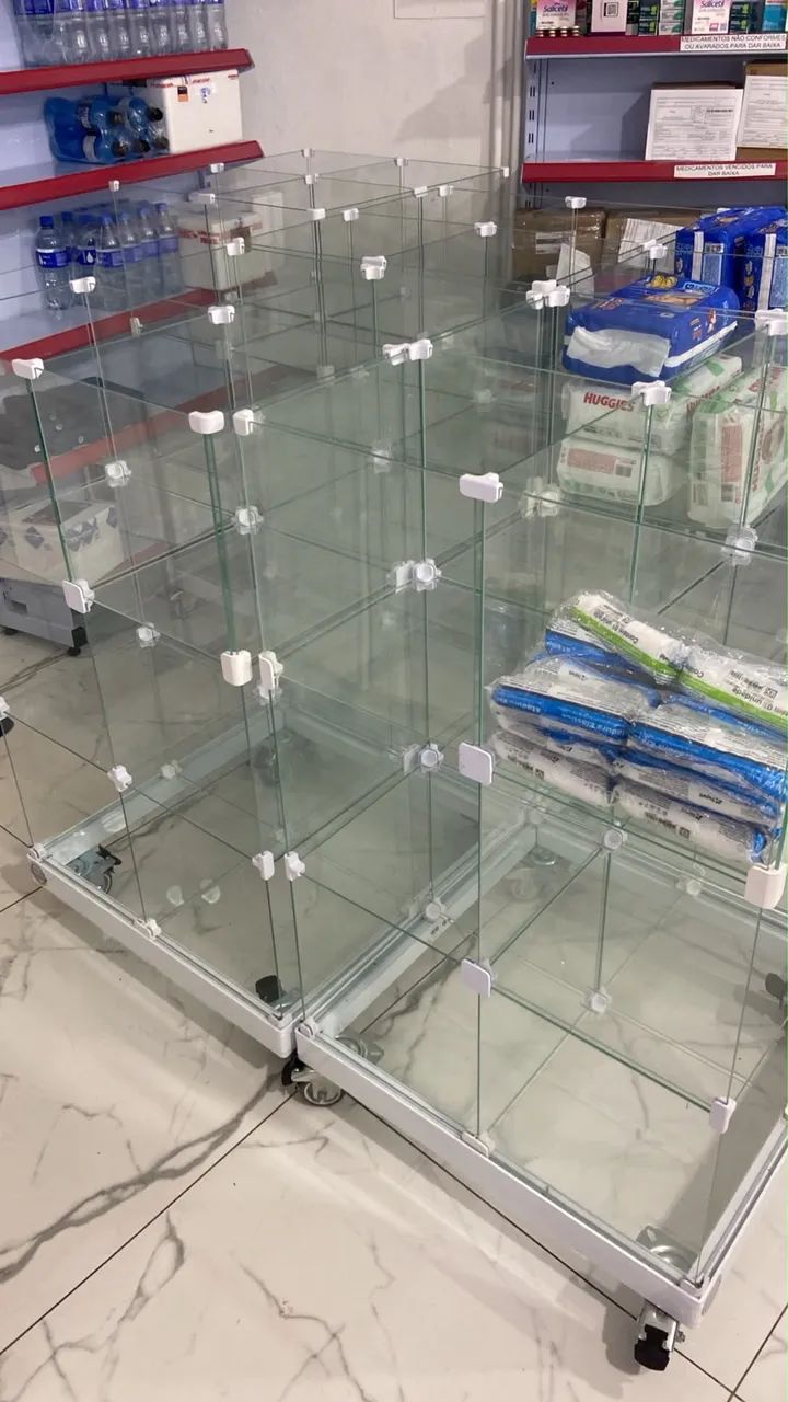 ? Vitrine expositora de vidro modular com rodízios