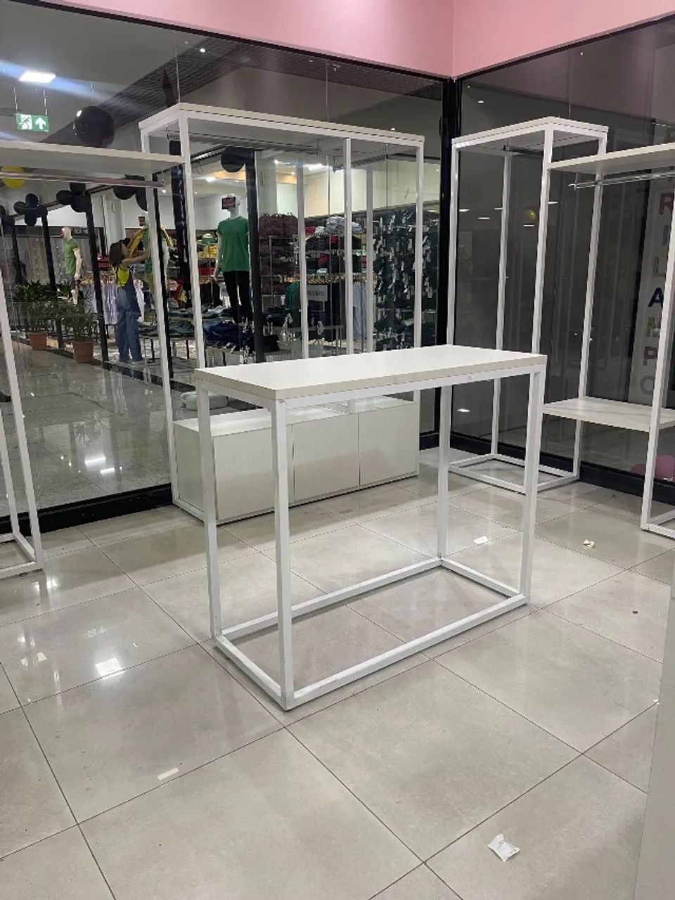 Móveis para loja de roupas 