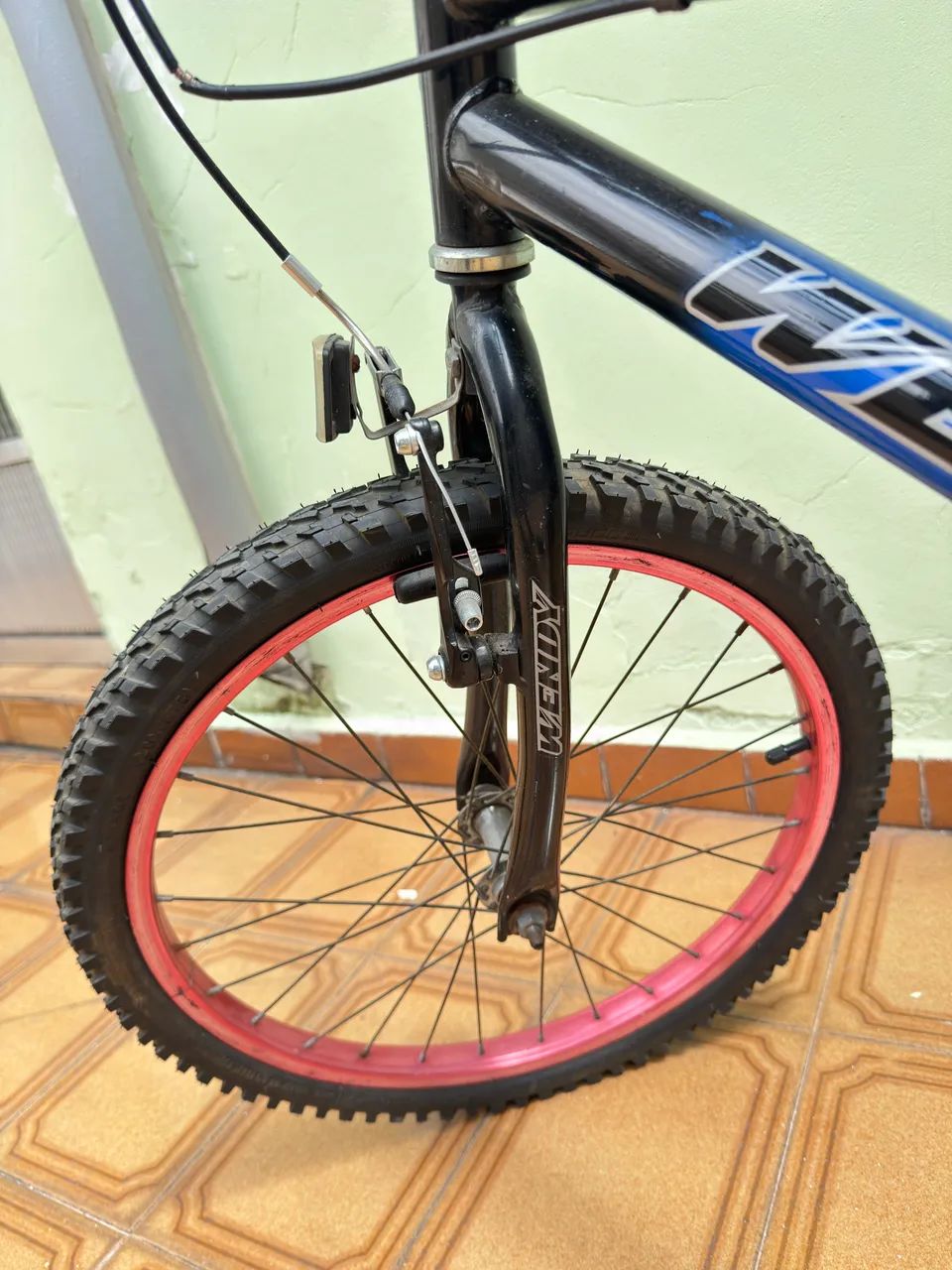 Bicicleta Wendy aro 20 com aro em alumínio e rodinhas  - Foto 4