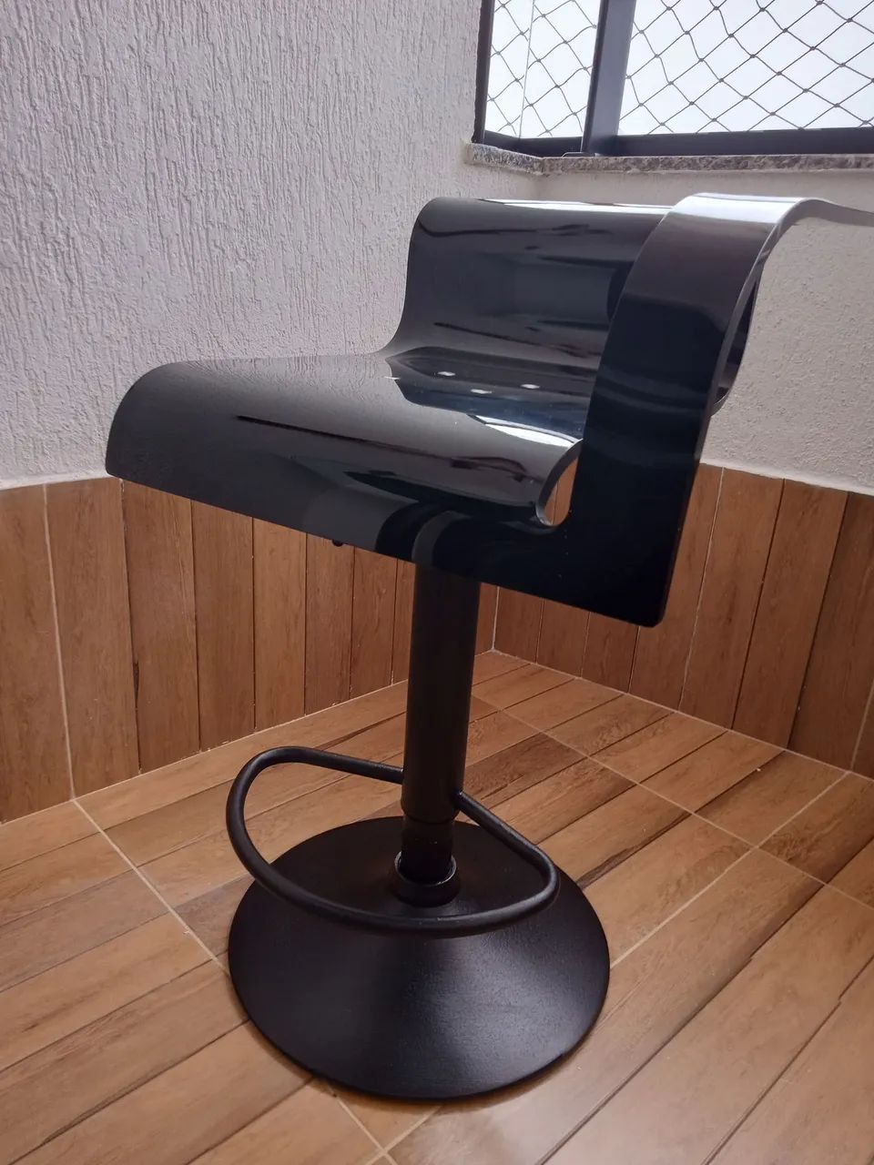 Cadeira de resina semi nova brilhante