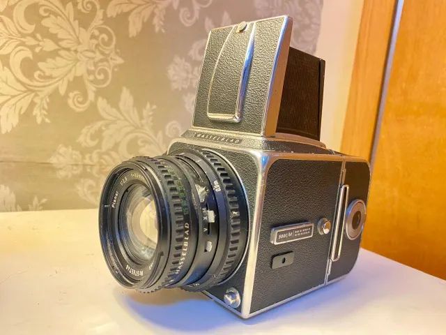 Hasselblad 500 C/M + Planar 80mm f2.8 + Magazine A12 - Excelente