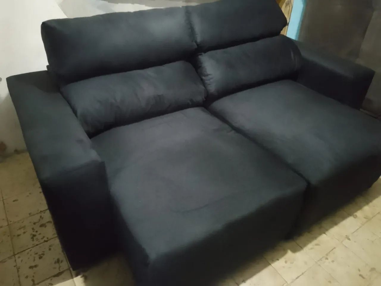 Sofá retrátil e reclinável novo em tecido veludo preto..tm 2m  - Foto 2